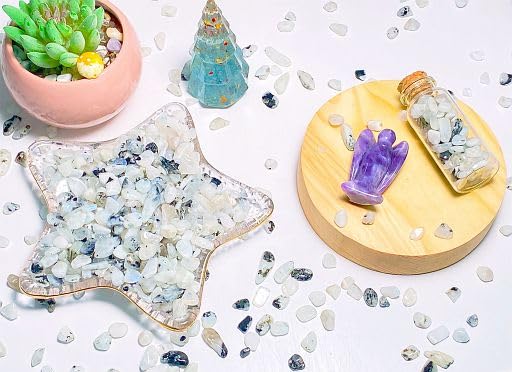 YATOJUZI Moonstone Aquarium Gravel Rocks Bulk Wholesale Tumbled Crystals Stones Chips Crushed Reiki Energy Balancing Gemstones for Planters Vase Filler Fountain Fish Tank Potted Decor 0.44LB - color: Moonstone, size: 0.44 Pound