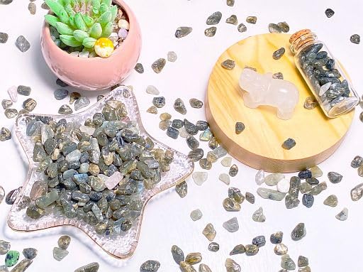 YATOJUZI Labradorite 1LB Aquarium Gravel Rocks Bulk Wholesale Tumbled Crystals Stones Chips Crushed Reiki Energy Balancing Gemstones for Planters Vase Filler Fountain Fish Tank Potted Decor - color: Labradorite, size: 1 Pound